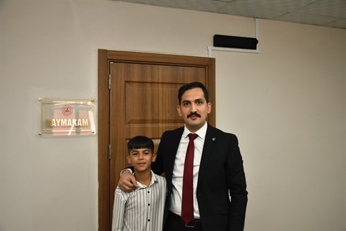 Kaymakamımız Sayın Muhammed Enes İPEK , Kaymakam Olma Hayali Olan Öğrenci Kerem GEÇER'i Makamında Misafir Etti.